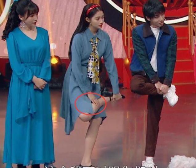 没想到关晓彤一抬腿,发现自己穿的是一件中长裙,这个动作会让她很尴尬