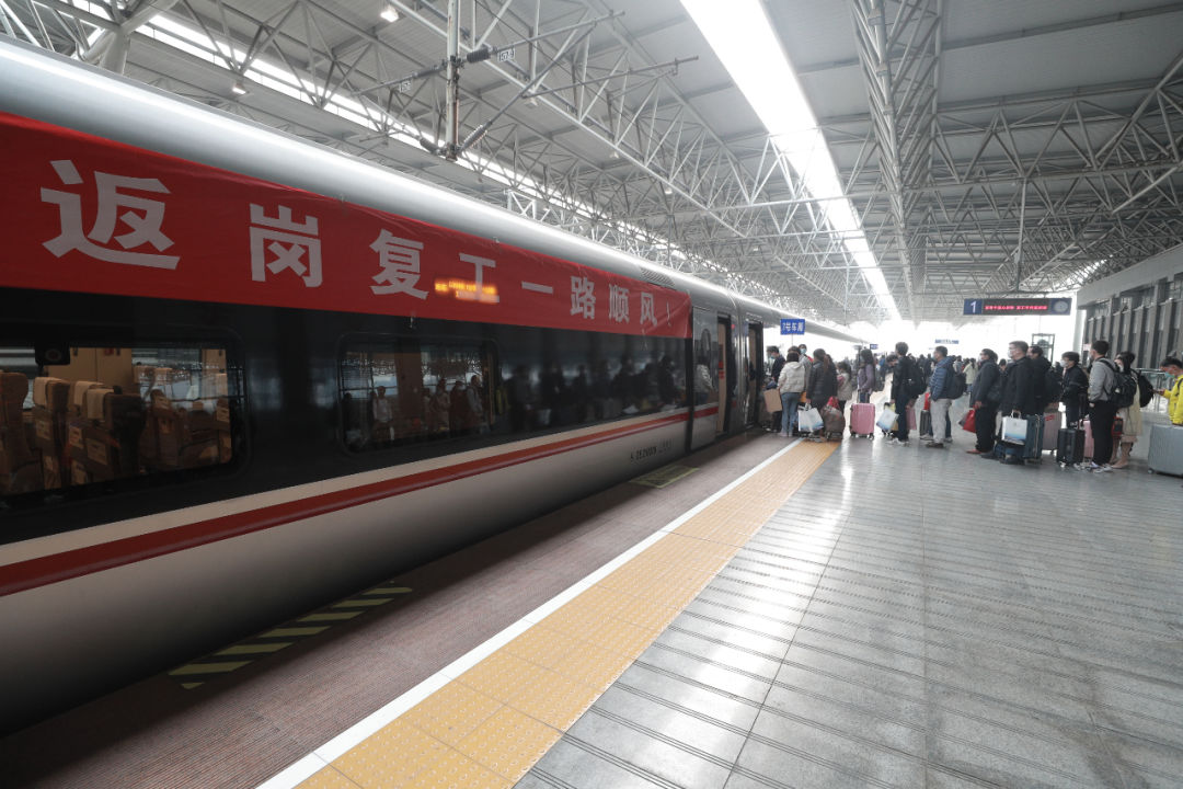 宜昌东站发出首趟复工专列