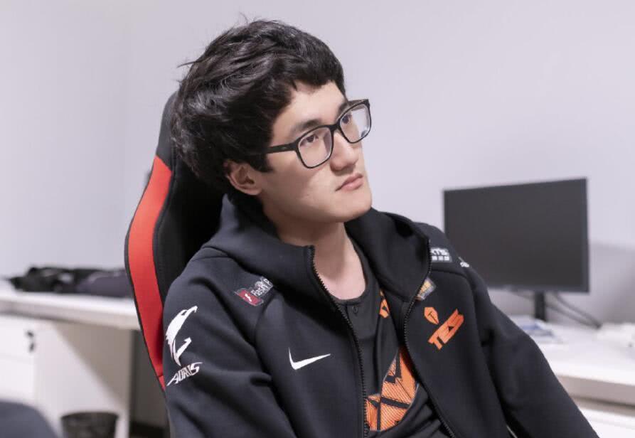 tes卡萨狂抓上路,theshy赛后吐槽表示,卡萨好像很喜欢自己