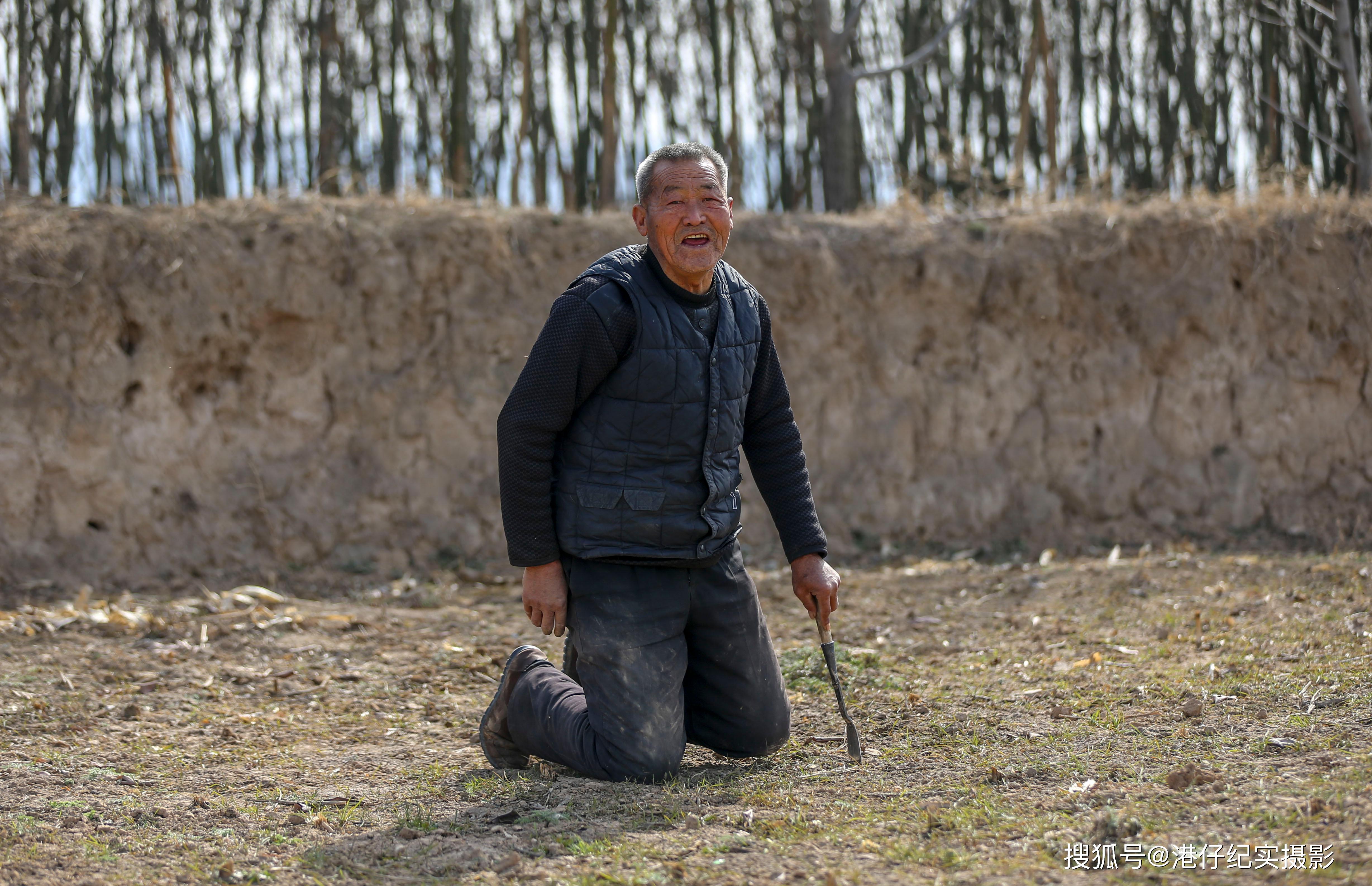 跪天跪地跪父母农村七旬老人在田间地头跪地干农活看他们干啥