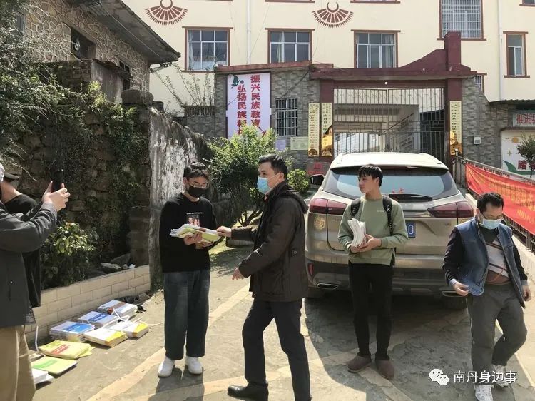 南丹县高级中学高三教师送书给学生