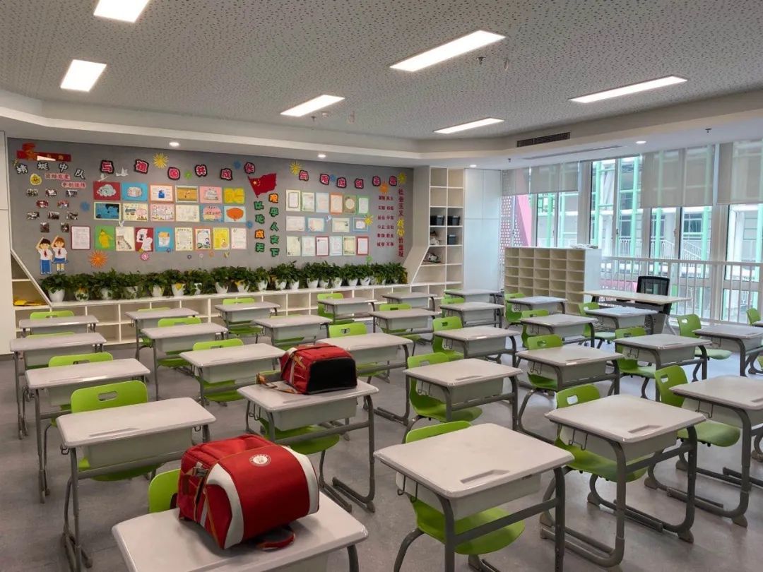 老师穿上校服扮演小学生杭州观成实验学校进行防疫模拟演练