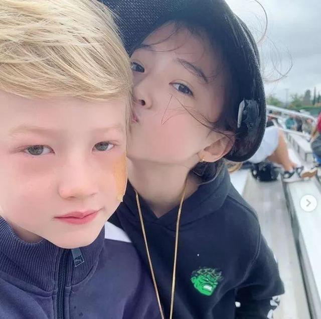 blackpink后继有人11岁混血女孩ellagross蹿红腿长太夸张