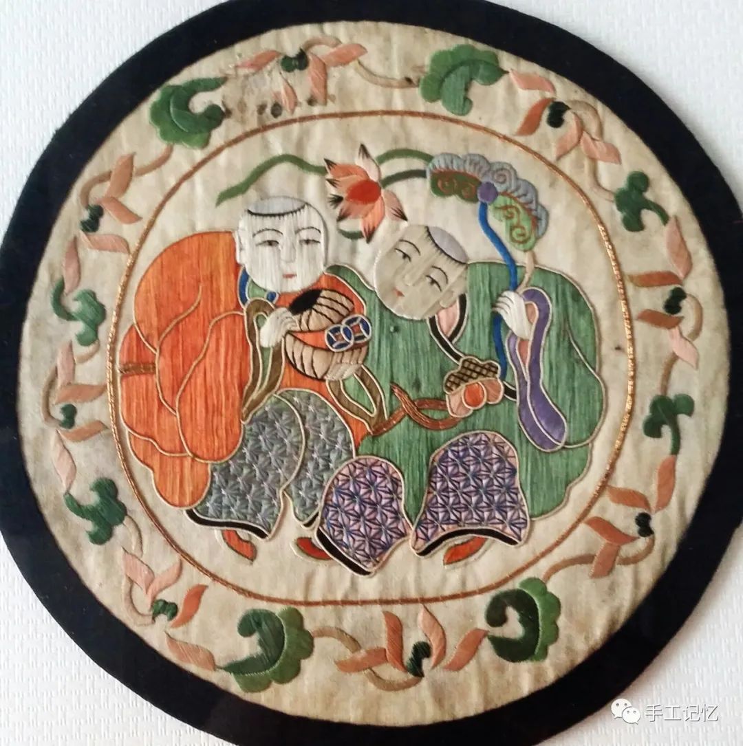 和合二仙和一甲一名相似,两只螃蟹为"二甲",芦苇谐音"胪",二甲传胪