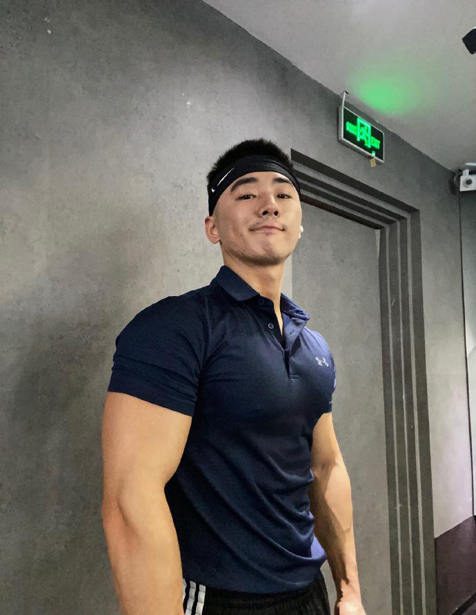 90后肌肉名媛一身小精肌宛如雕刻身边好多型男朋友