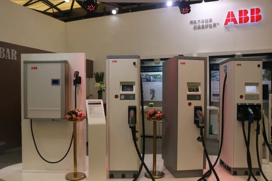 实际上,abb进入中国充电基础设施市场较早,腾势,蔚来汽车都是其客户.