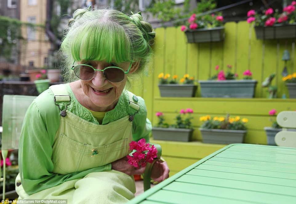 这位77岁老奶奶是世界上最爱绿色的人没有之一