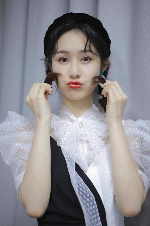 经典麻花辫既能纯真俏皮也能慵懒不羁特别适合搭配简约上装