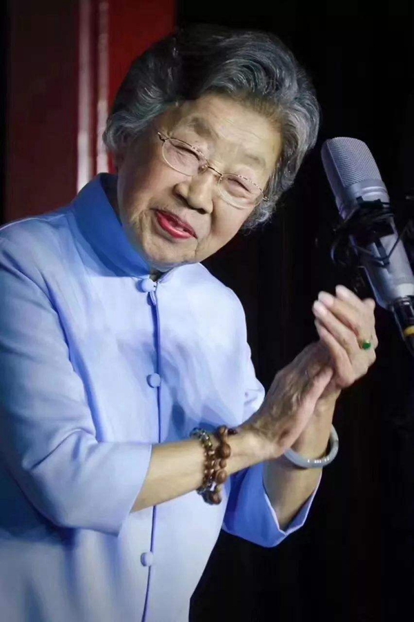 她彻底扔掉了装爷们的包袱大胆主张让女相声艺人回归本色