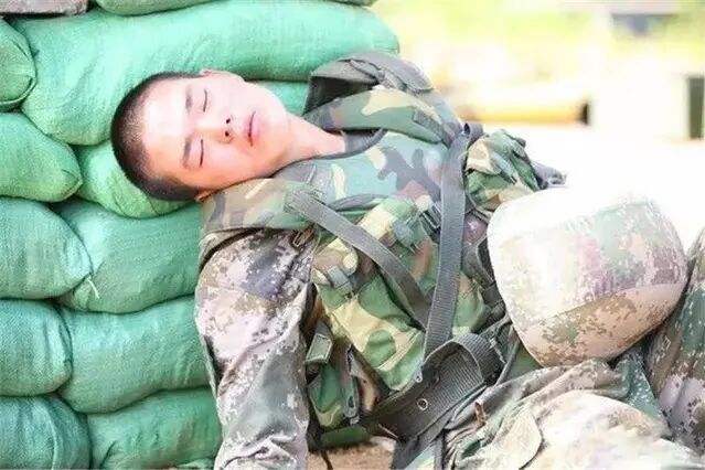 士兵式睡姿图片