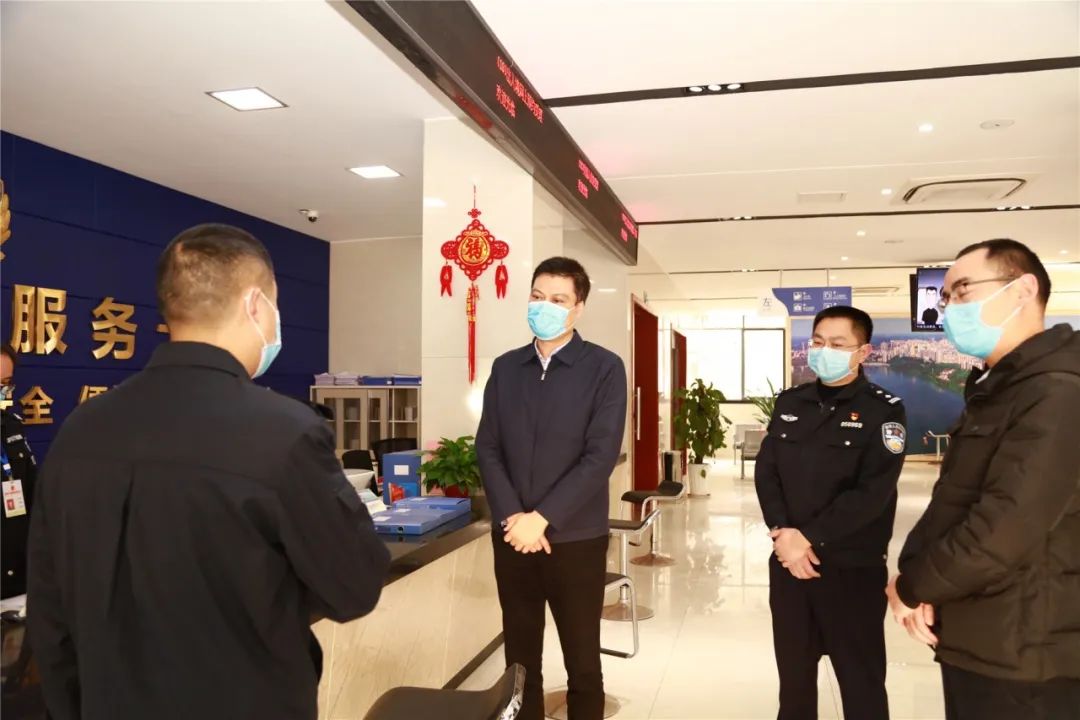 毛加庆详细了解了涉外疫情防控,出入境服务管理和签证办理等工作.