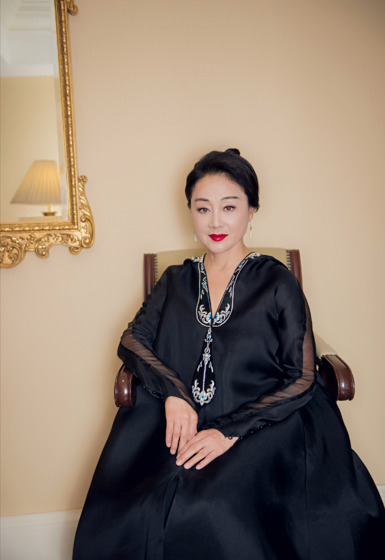 原创57岁王姬真高调,把青花瓷穿在身上,不过这身材确实松弛了