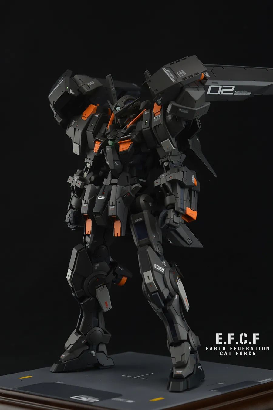 搭配的力天使部分零件让它的造型显得更加硬朗,而且机体黑色风格主题