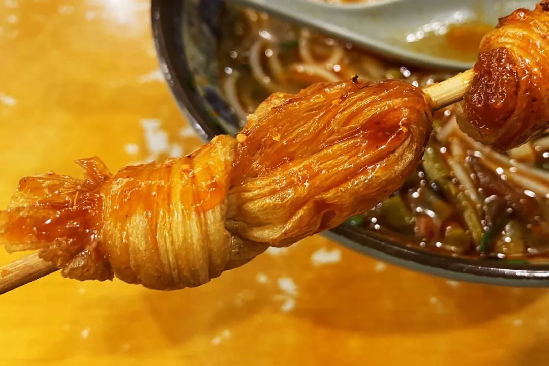 发明豆扣的人一定深谙滋味之道,豆皮结子炸锅之后薄薄脆脆,缝隙间嵌入