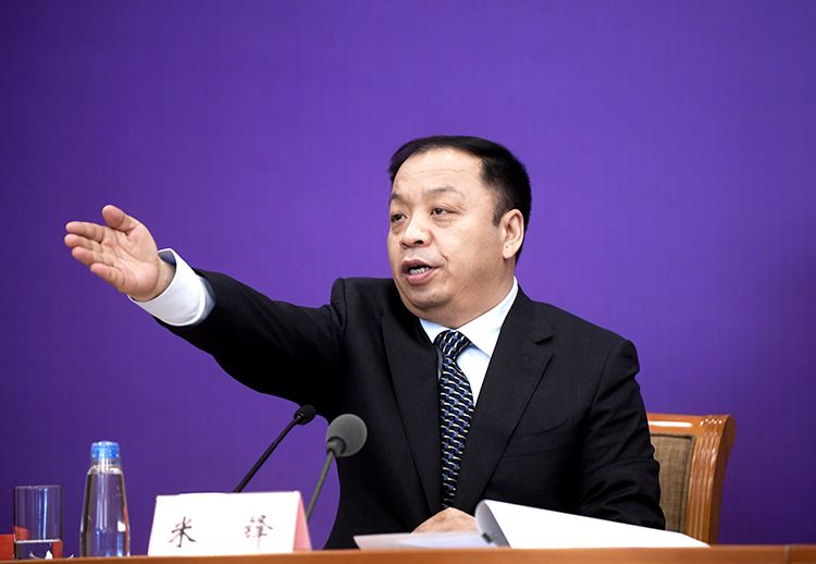 国家移民管理局边防检查管理司司长刘海涛回答记者提问.