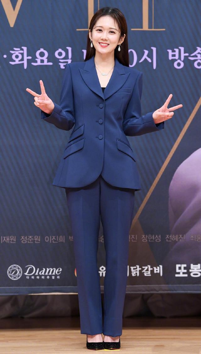 39岁张娜拉久违露面剪短发穿大衣少女感挡不住冻龄脸不显老