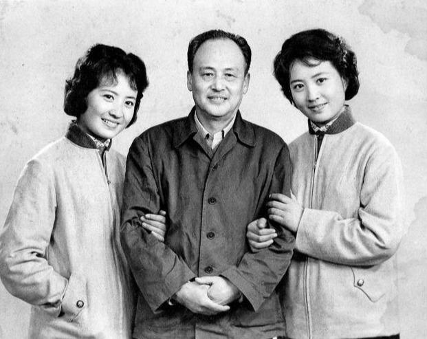 老照片弥足珍贵的老艺术家风采旧照