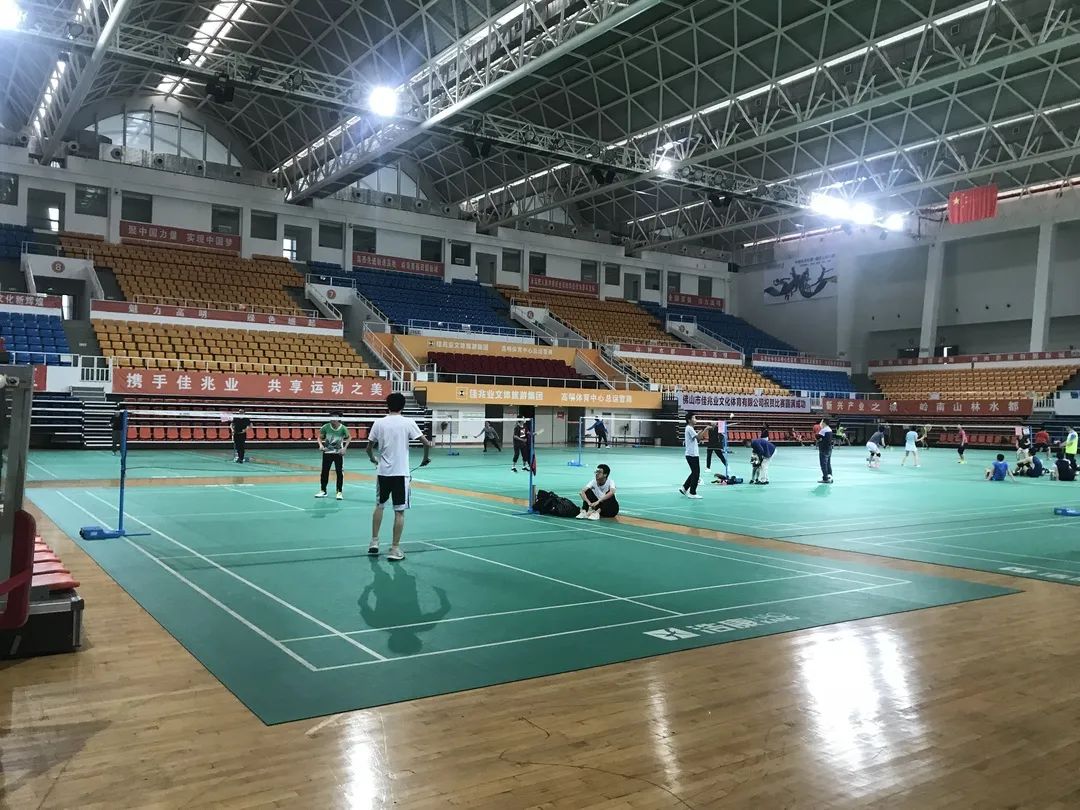 山 文 体 中 心3月24日起南山文体中心体育馆室内羽毛球,乒乓球项目将