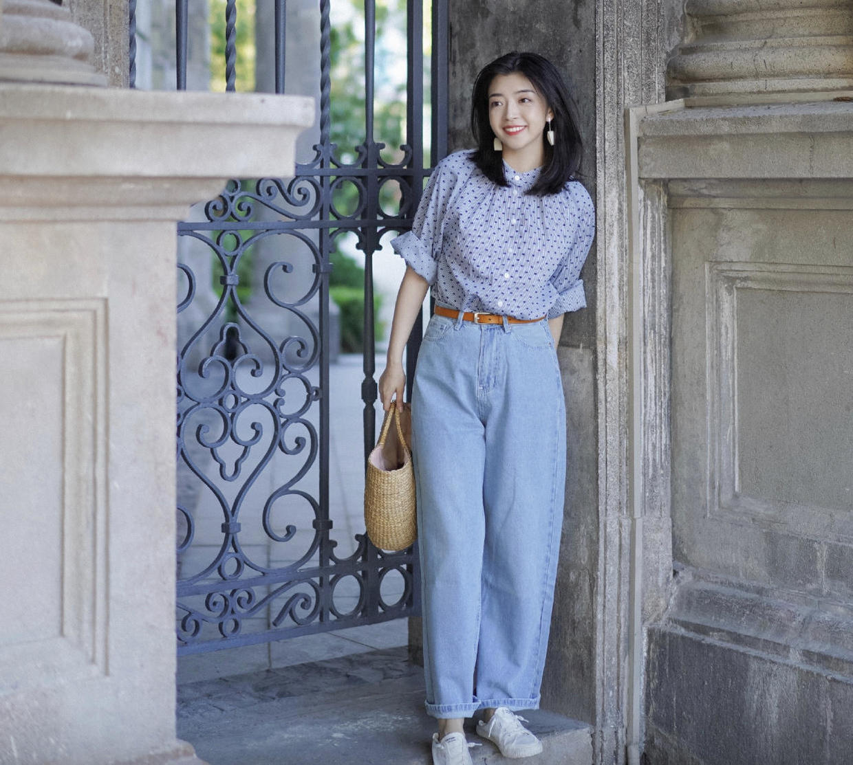 原创春季"女神博主"穿搭思路,波点衬衫搭配白色休闲裤,显高又显瘦