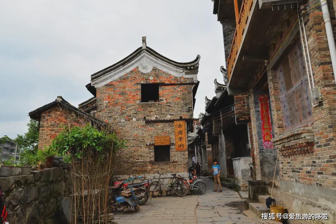 03茶峒古镇茶峒地方凭水依山筑城,近山的一面,城墙如一条长蛇,缘山爬
