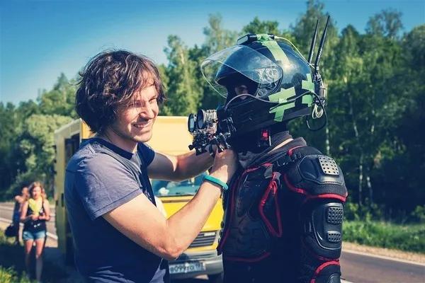 而 《硬核亨利》却反其道而行,在电影中尝试游戏化叙事,从而自成一种