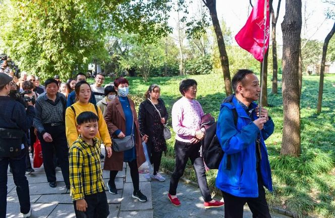 旅游团到来,扬州市委书记夏心旻做"1号导游"