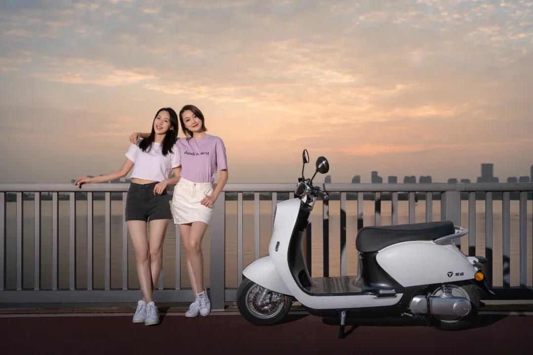 中国女排冠军座驾哦~更有袁心玥和丁霞的定制配色"冠军红"和"冠军黄"