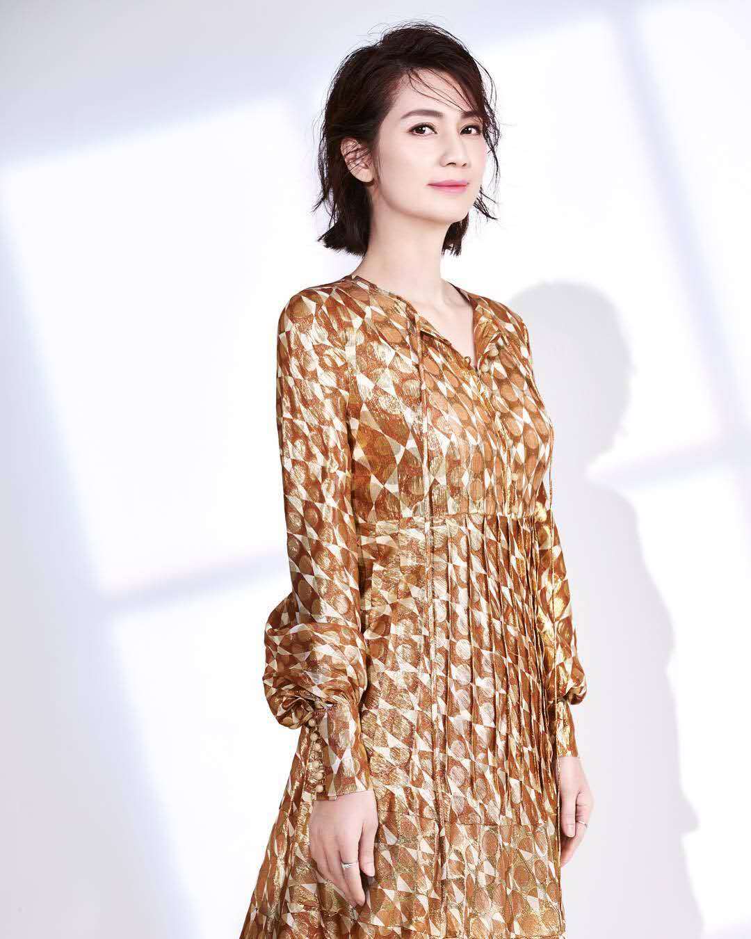洪欣49岁也不显老,穿碎花裙清新甜美如少女,身材姣好美到不敢认