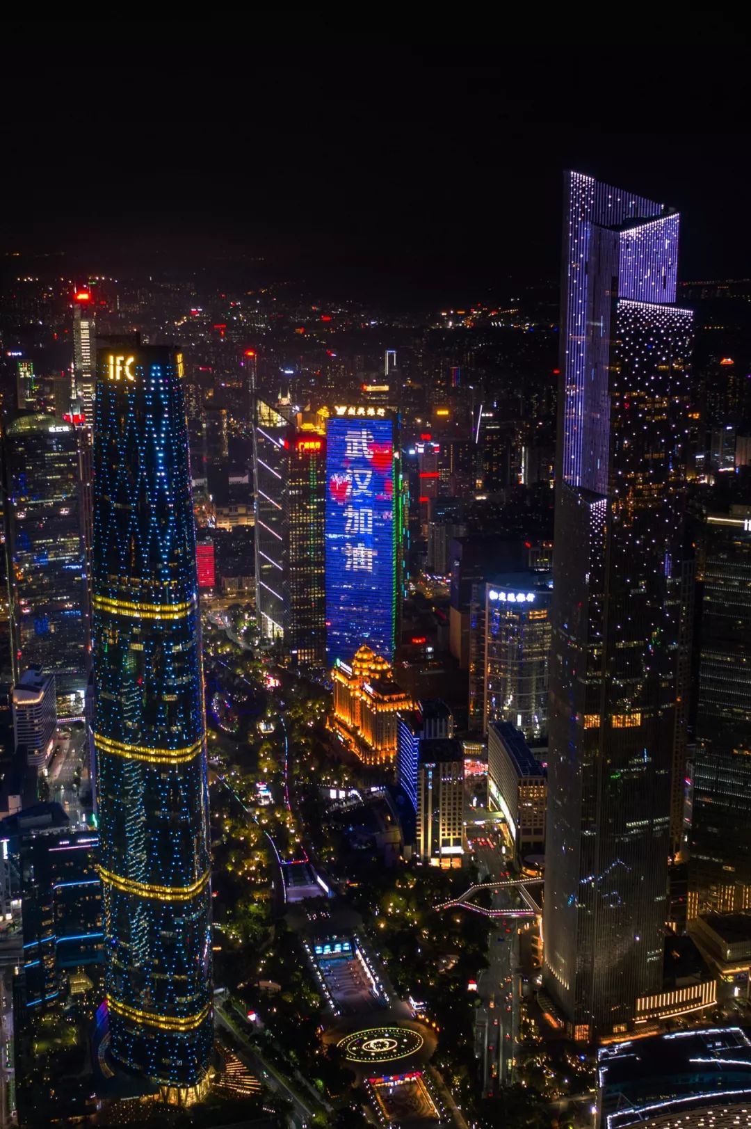 c位热点丨微信出深色模式不如来看看广州ifc的深色模式