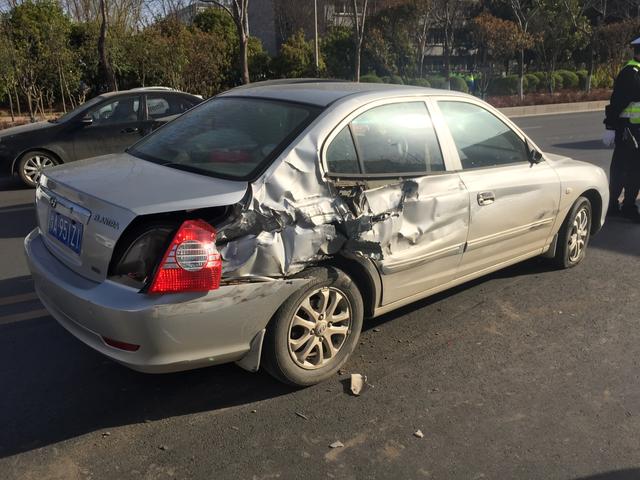 原创河南郑州市又发生严重车祸位于海航路近十辆车连环相撞