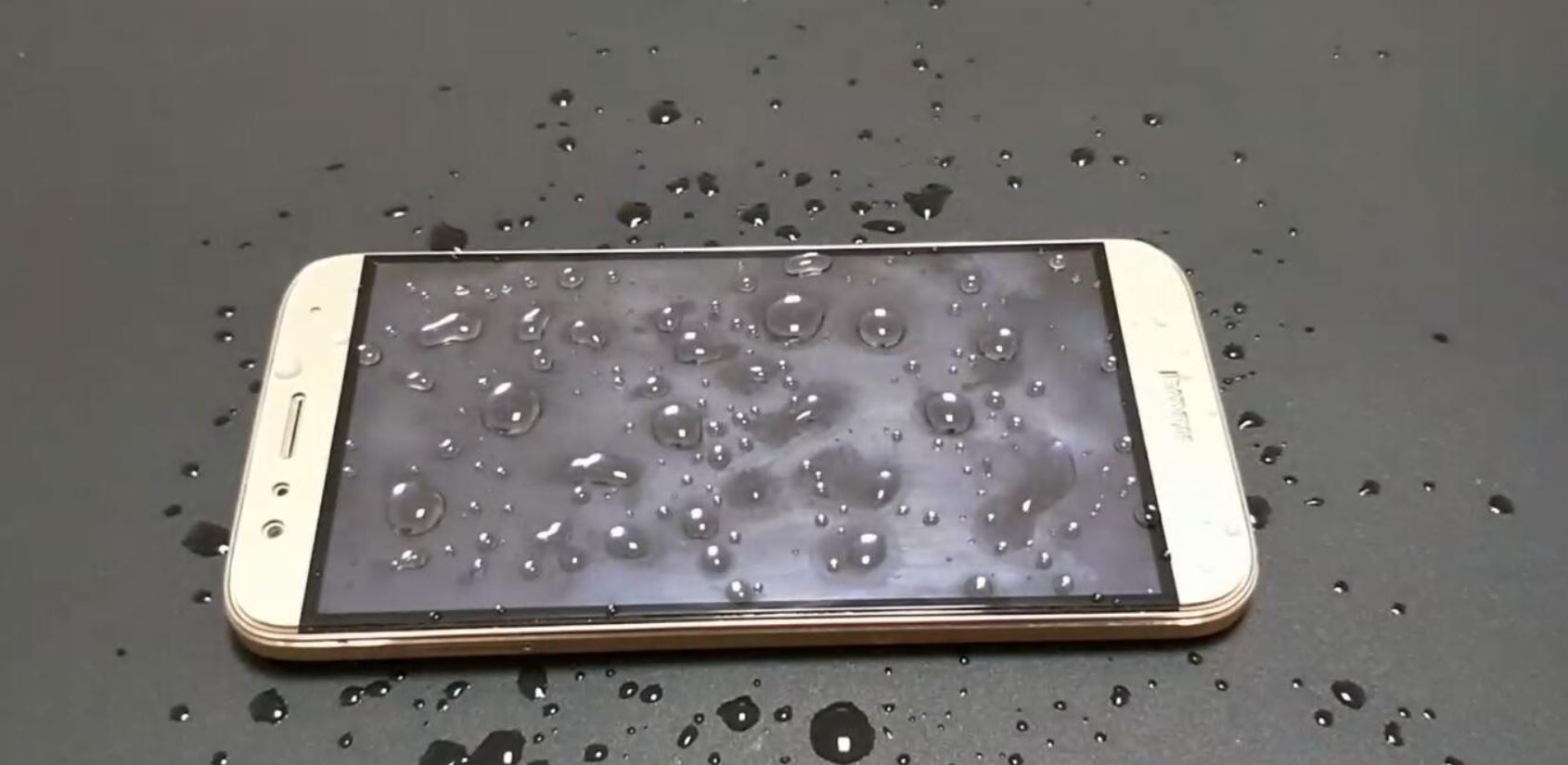 手机掉水里的可怜图片图片