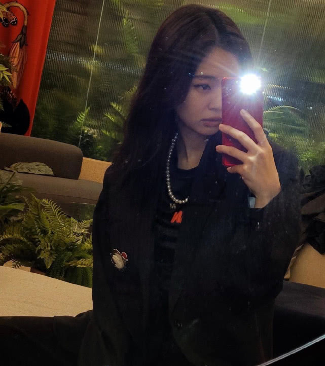 原创金智妮开闪光灯对镜自拍,从不滤镜美颜的人间香奈儿,就是如此的