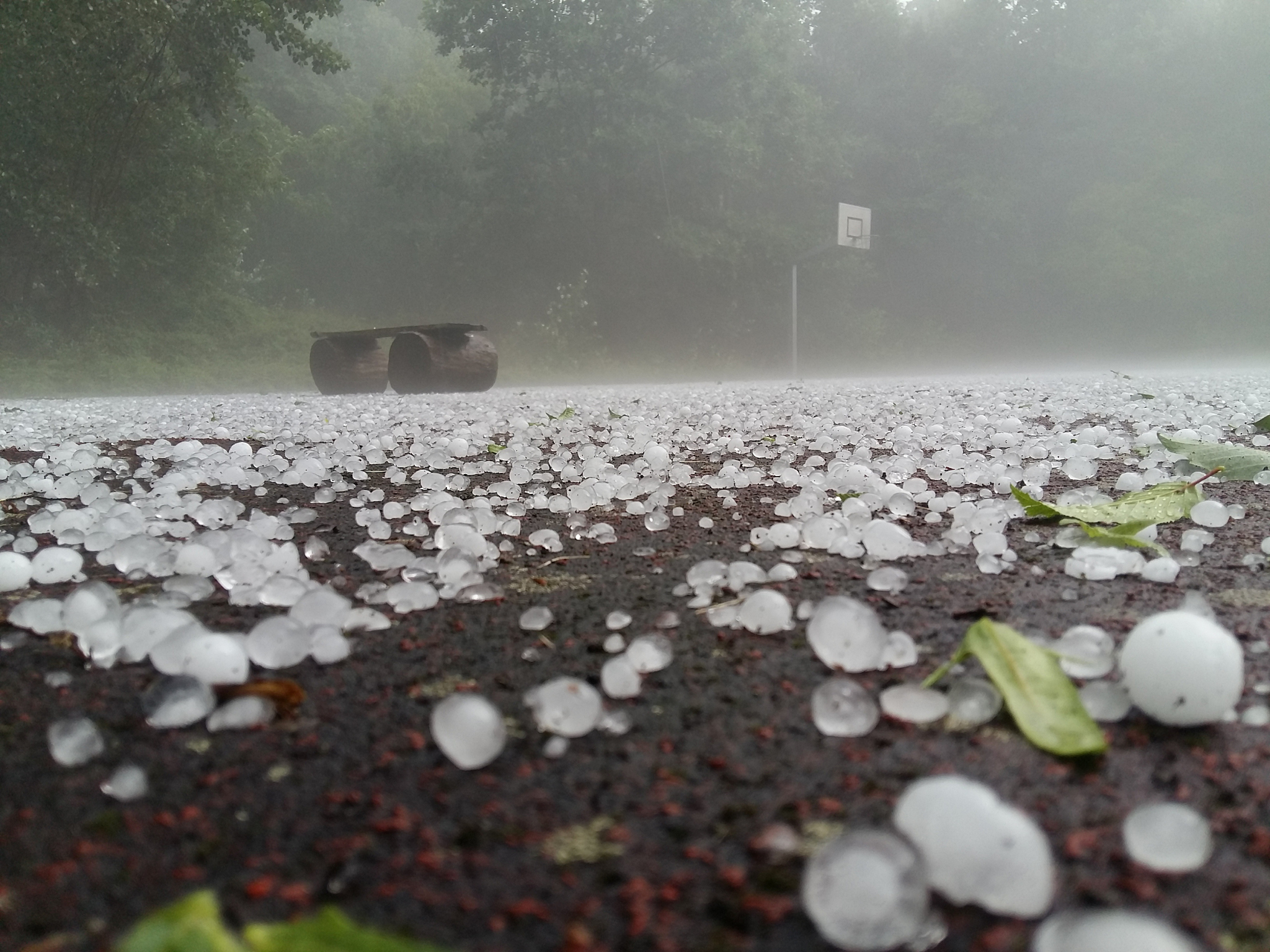 貴州省氣象臺繼續發佈雷雨冰雹大風預報 雷雨,冰雹繼續發威