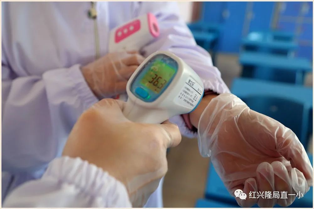 局直一小61动态守住校门检测体温筑牢校园疫情防控第一道防线