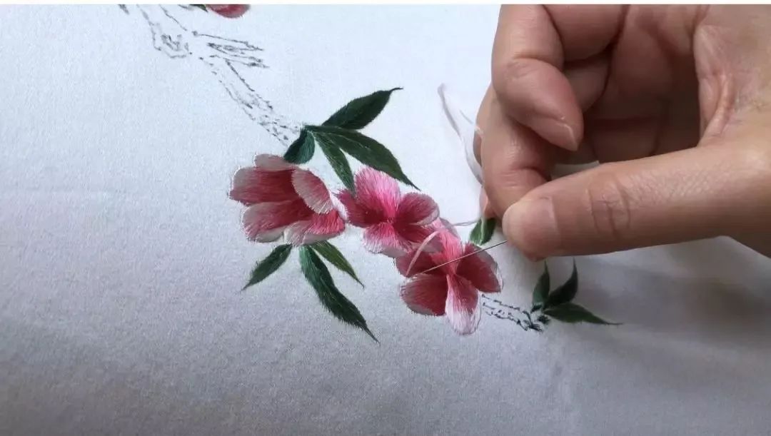 手艺云课堂 | 春和日暖,跟着湘绣大师学绣桃花吧!_刺绣