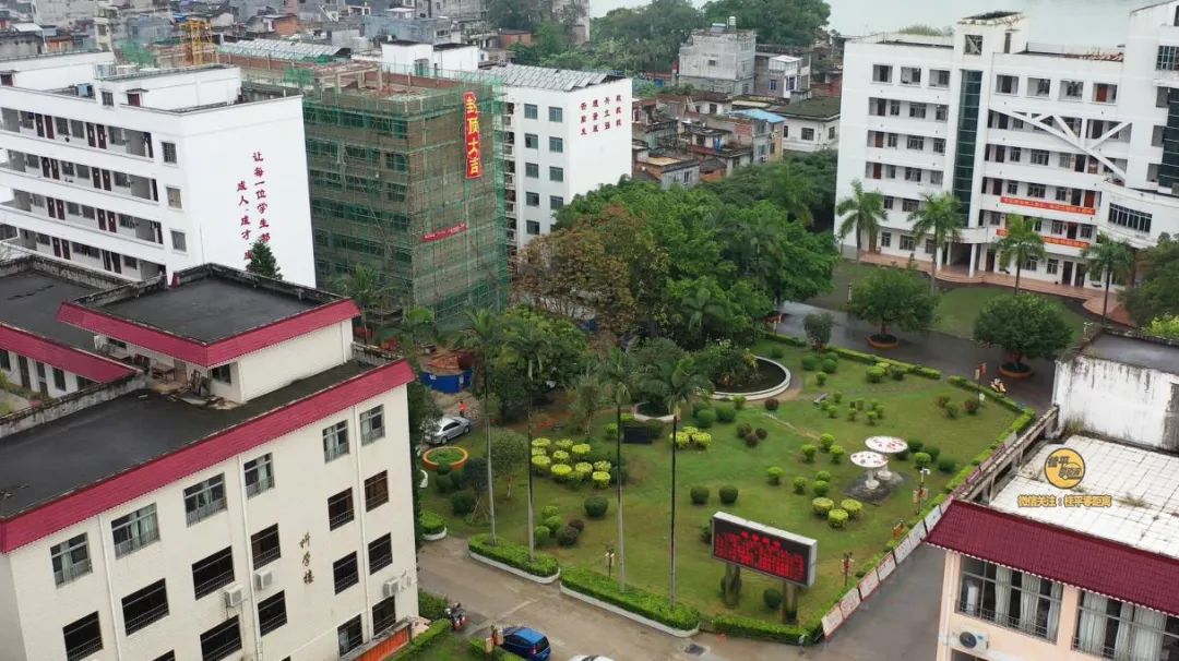 航拍校园今天换个角度看桂平一中