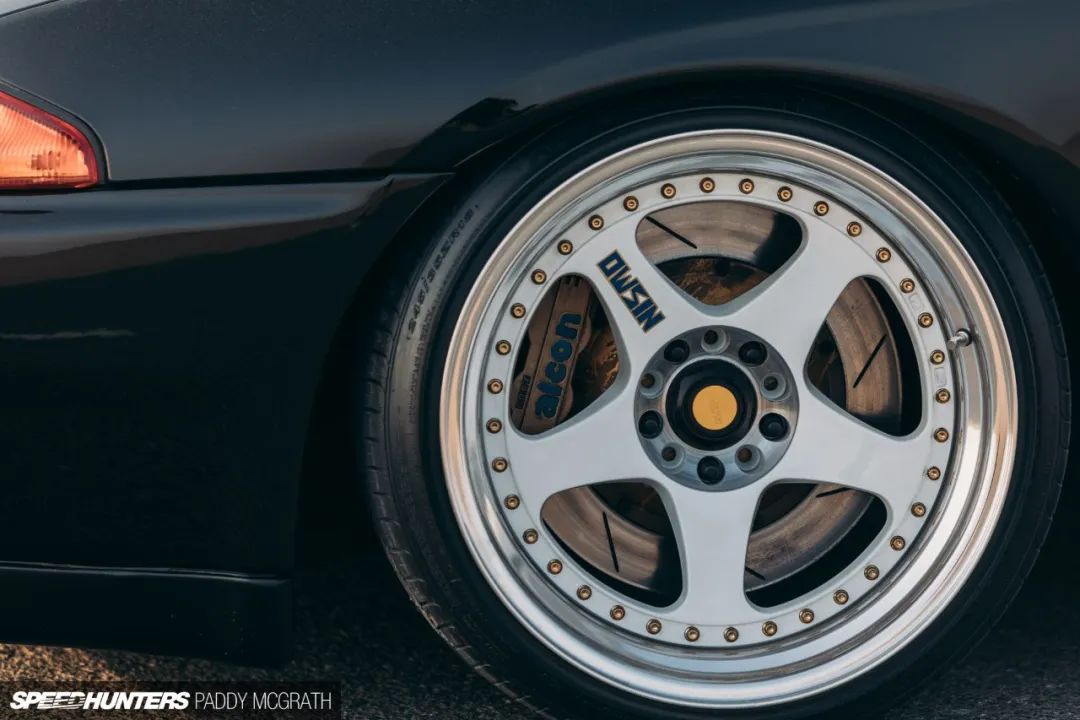 "轮毂原来的品相很差,我更换了饰件,翻新了轮毂还贴了 nismo 贴纸