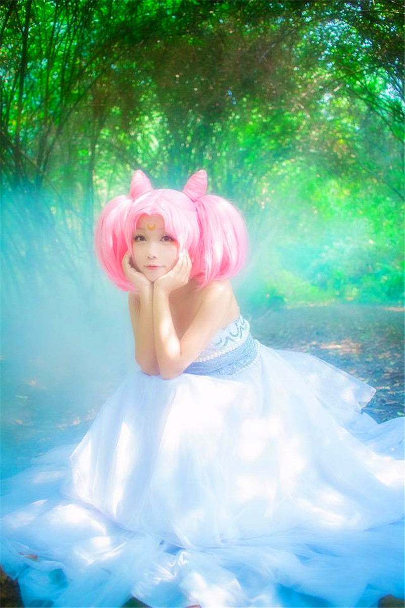 小姐姐cos美少女战士小小兔穿上白裙像仙女背身瞬间惊艳了