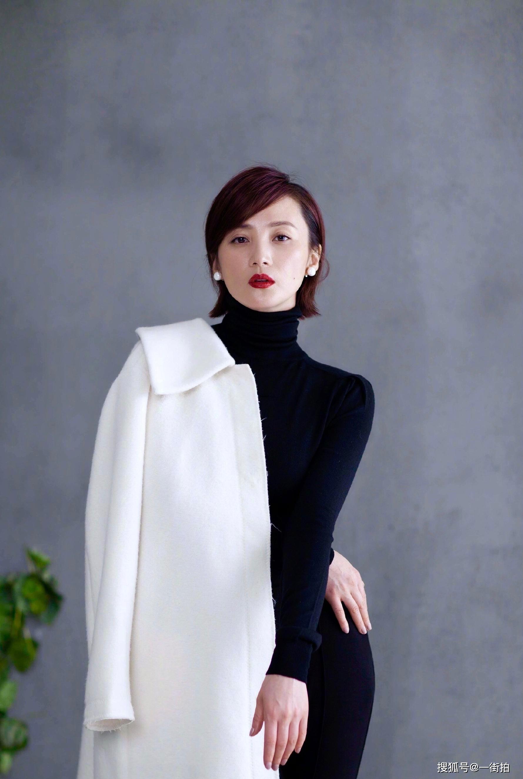 44岁蒋勤勤太年轻了!和大5岁陈建斌走一起像隔代人,保养的真好_女人