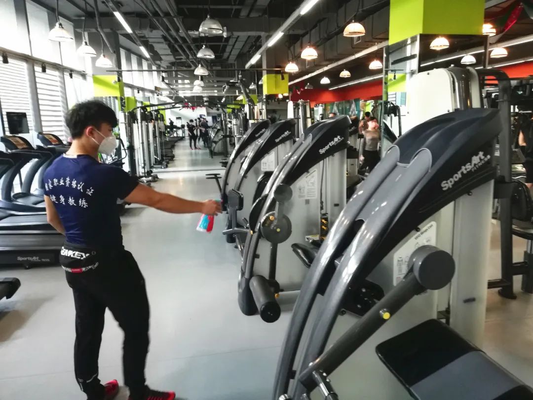 时保雅健身恢复营业啦撸铁和口罩很配呢