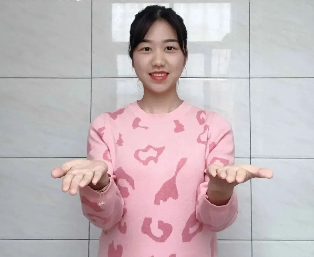 的手语并向内靠拢三下6,双手手掌朝上向外打开7,双手相对变成小心心