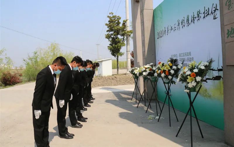 "清明寄语,表达哀思"吴江开展集体祭扫活动