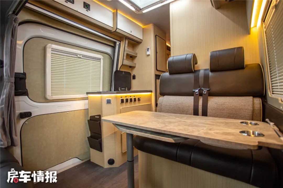 起售价2598万的大通v90房车全车进口板材能住4口人真心超值