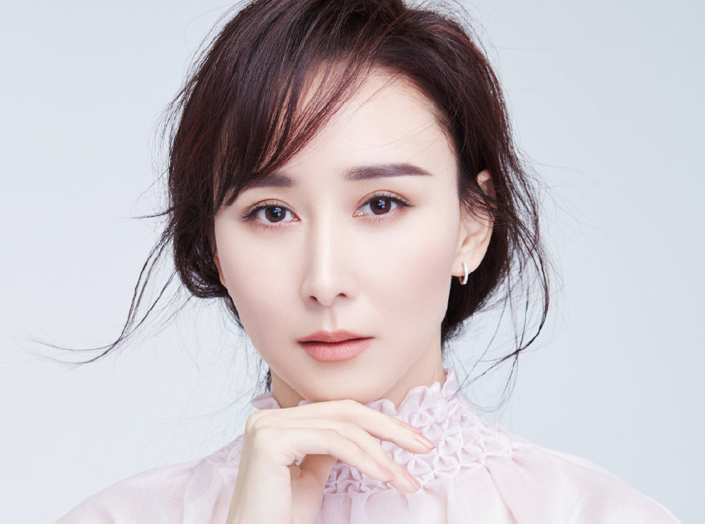 原创43岁胡静近照嘟嘴比v像小姑娘发文赞美祖国却因国籍惹争议