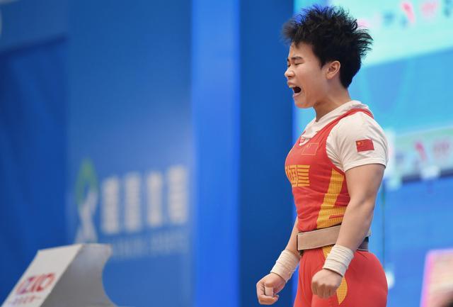 举重——世界杯:侯志慧获女子49公斤级抓举冠军-搜狐大视野-搜狐新闻
