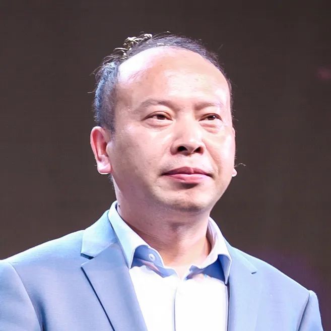 罗伯特·佩恩砍下一棵近乎完美的梣树,带着它去寻找各种木工,看看这棵