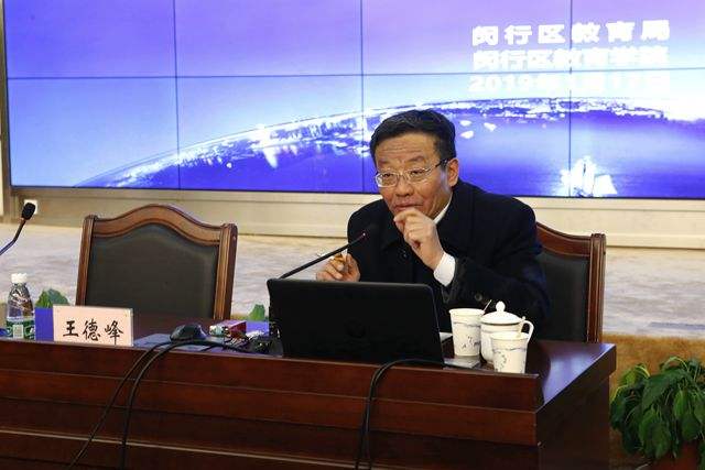 王德峰属于受教育水平比较高的那一类人,但由于特殊的年代,他并不能够