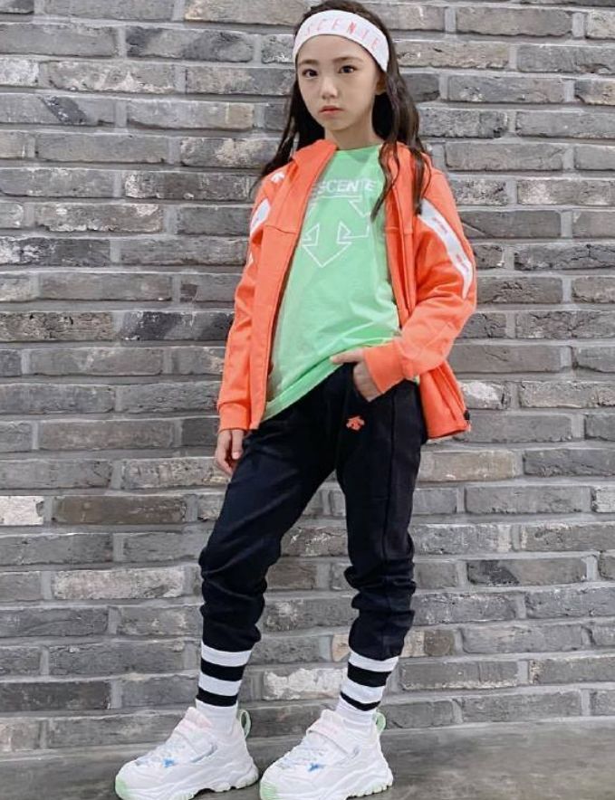 她因化装而"发育阻滞",12岁腿太细,紧身裤穿成哈伦裤