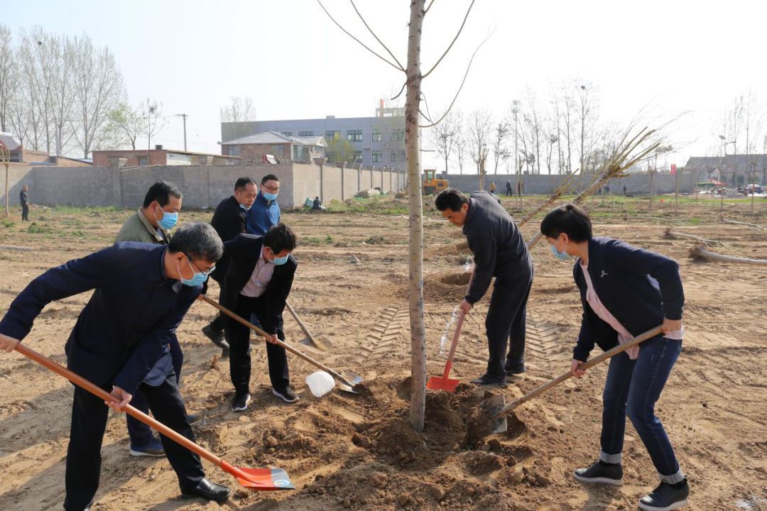 3月22日上午,華龍區區長高尚功,區委副書記丁國樑,常務副區長王瑞剛