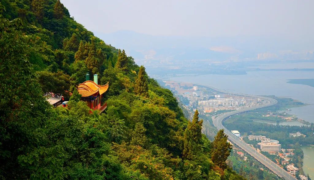 昆明西山又称"碧鸡山",古往今来,西山都是文人骚客游玩赏景的好去处